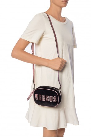 Aksamitna torba na ramię z logo, zdjęcie 2 Aksamitna torba na ramię z logo od Versace Versus